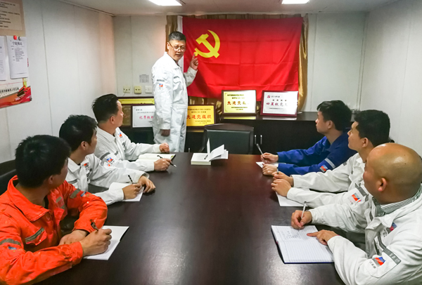 4月20日，浙能集團(tuán)所屬寧波海運(yùn)“明州76”輪黨小組組織開(kāi)展面向船舶黨團(tuán)員和群眾的黨史主題政治宣講。 屠添榮 攝x.jpg