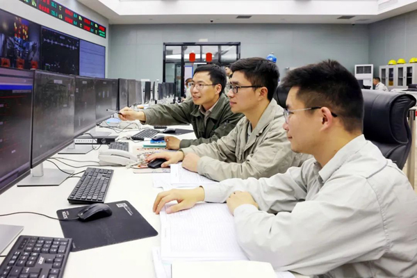 5x-浙能樂清發(fā)電公司技術人員緊盯5號機組操作界面，高效執(zhí)行指令，為機組安全運行保駕護航。陳清瑜 攝.jpg